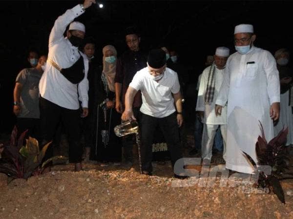 Hussamuddin turut menyiram air mawar di kubur Allahyarham Datuk Abdul Jalil Ali.