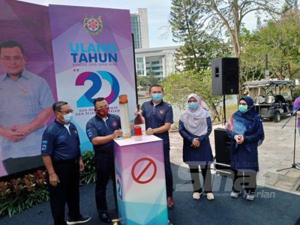 Amirudin (dua dari kiri) melancarkan Kempen Larangan Aktiviti Meminum Arak dan Menghisap Rokok di taman awam di Taman Tasik Shah Alam, hari ini.