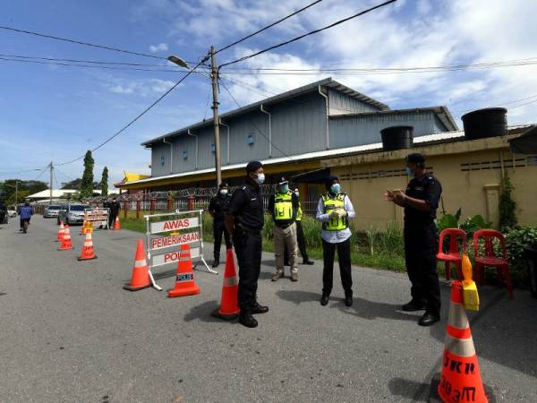 Surina dengan bantuan pegawainya melakukan pemantauan berikutan pelaksanaan PKPD Pentadbiran di daerah Sanglang. - Foto Bernama