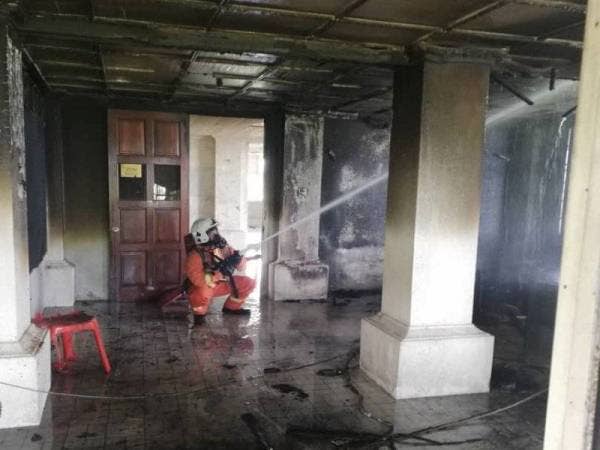 Anggota bomba membantu memadamkan kebakaran di Fort Renee melibatkan sebuah bilik mesyuarat pemimpin masyarakat di tingkat bawah.