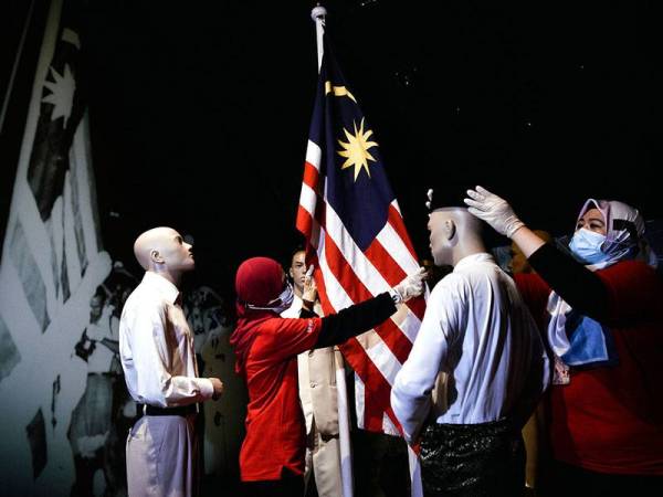 Penolong Kurator Muzium Negara Nor Wahida Hasan (kanan) dan Penolong Pereka Muzium Negara Nur Amanina Aimi Sakir Maskor membetulkan sebahagian barang pameran sejarah kemerdekaan yang dipamerkan di Muzium Negara ketika tinjauan foto Bernama hari ini.