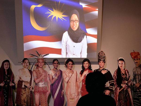 Seorang kanak-kanak dilihat berehat sambil menonton video sejarah kemerdekaan yang dipamerkan ketika meluangkan masa pada cuti hujung minggu mengunjungi Muzium Negara ketika tinjauan foto Bernama hari ini.