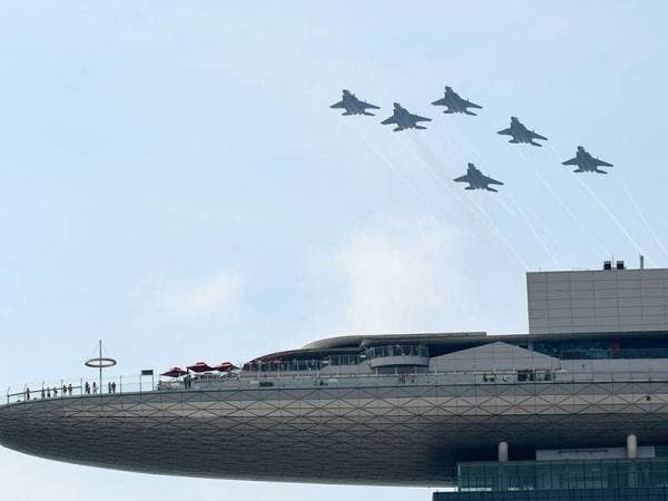 Enam jet pejuang F-15SG melakukan formasi di ruang udara Marina Bay Sands. - Foto AFP