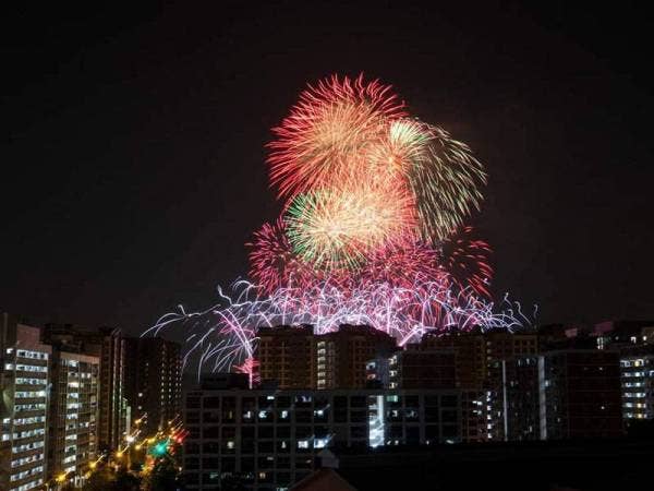 Pertunjukan bunga api selama kira-kira lima minit yang diadakan di beberapa lokasi di seluruh negara. - Foto Today