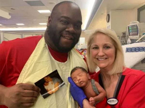 David bersama Lissa memegang Zayne di hospital. - Foto Metro.co.uk