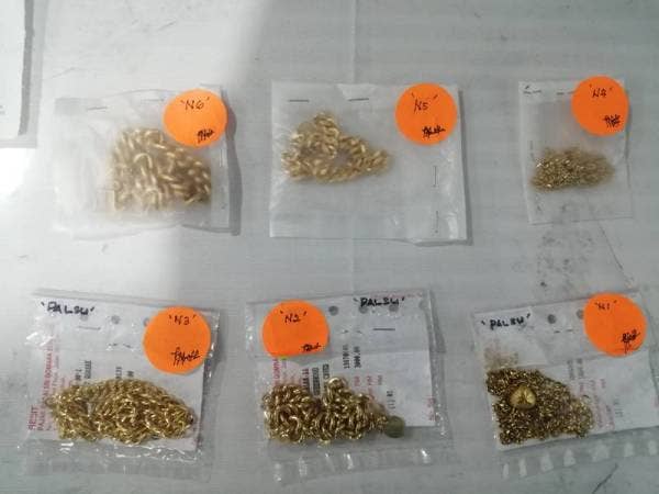 Emas asli (atas) dan tiruan (bawah) yang ditukar suspek bagi mengaburi kegiatannya.