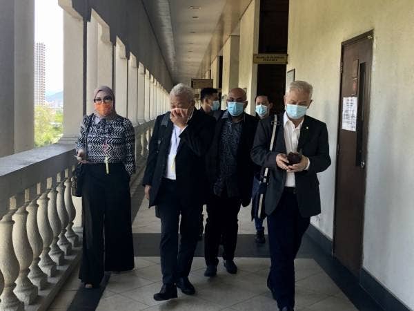 Bung Moktar (dua dari kiri) dan Zizie Ezette (kiri) di Mahkamah Sesyen Kuala Lumpur.