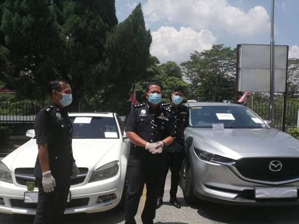 Arifai (tengah) pada sidang media di IPD Gombak hari ini menunjukkan kereta sewa yang dirampas bagi membantu siasatan berhubung sindiket dadah dalam peket teh.