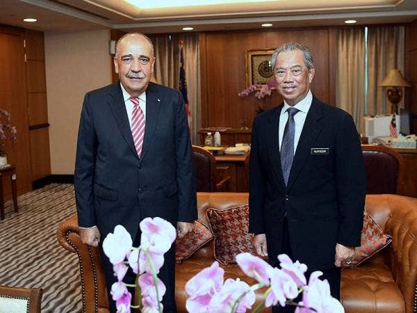 Muhyiddin (kanan) menerima kunjungan hormat Walid di Bangunan Parlimen hari ini. - Foto Bernama