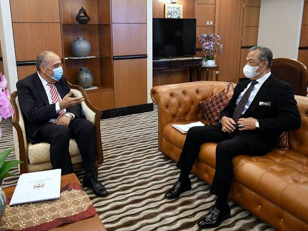 Muhyiddin (kanan) menerima kunjungan hormat Walid di Bangunan Parlimen hari ini. - Foto Bernama