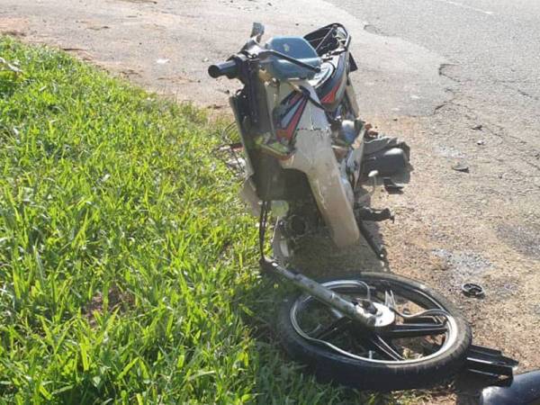 Motosikal yang ditunggang mangsa remuk selepas bertembung dengan kereta Perodua Kelisa dalam kemalangan di Jalan Parit, Parit hari ini. - Foto ihsan PDRM