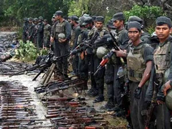 Askar-askar Sri Lanka memeriksa senjata dan mayat anggota Harimau Pembebasan Tamil Eelam. - Foto AFP