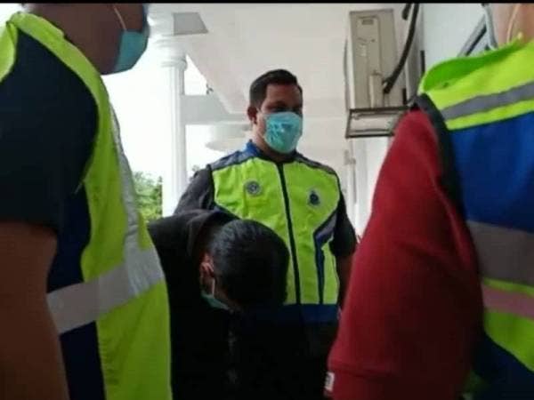 Mohd Hairil Izzuan didakwa di Mahkamah Majistret Sepang hari ini kerana membunuh isterinya.