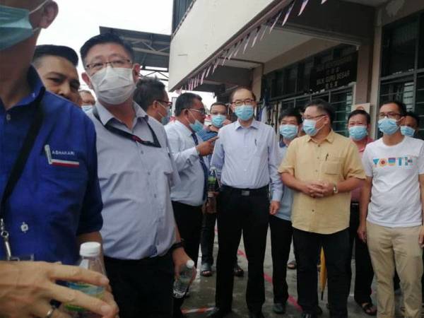 Datuk Dr Mah Hang Soon turun padang melawat keadaan SJKC Malim yang dilanda ribut, hari ini.