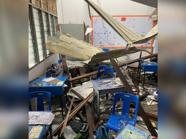 Keadaan kelas akibat ribut pagi tadi di Sekolah Rendah Jenis Kebangsaan Cina (SJKC) Malim.