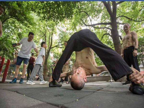 Pada usia 70 tahun, lelaki ini masih boleh melenturkan anggota badannya. - Foto China Daily