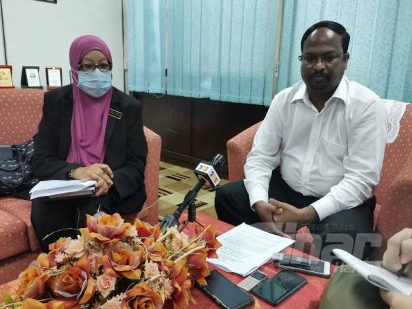 Veerapan (kanan) dan Azuri Azizah pada sidang akhbar di pejabatnya di Seremban hari ini.