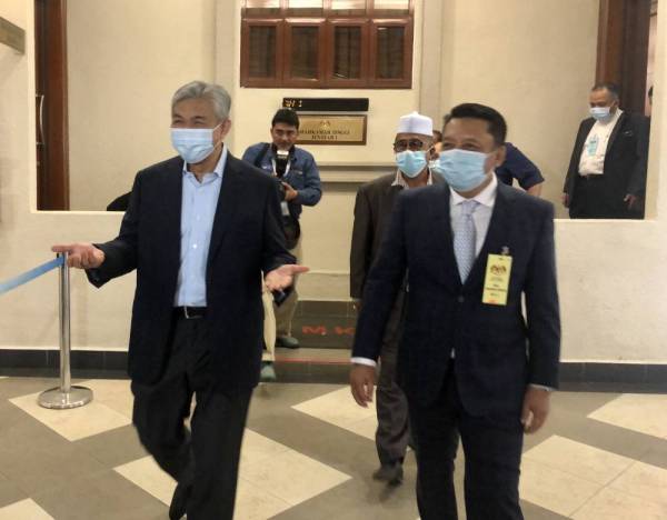 Ahmad Zahid (kiri) hadir di Mahkamah Tinggi Kuala Lumpur hari ini.