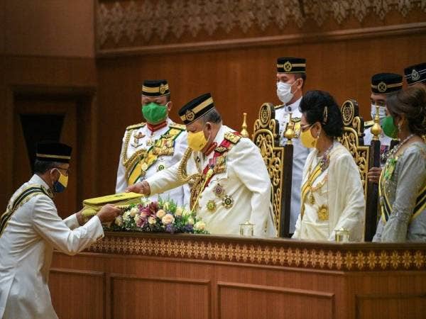 Tuanku Syed Sirajuddin berkenan menerima titah Diraja daripada Azlan pada perasmian DUN Perlis Ke-14 di Kompleks DUN Perlis hari ini. - Foto Bernama