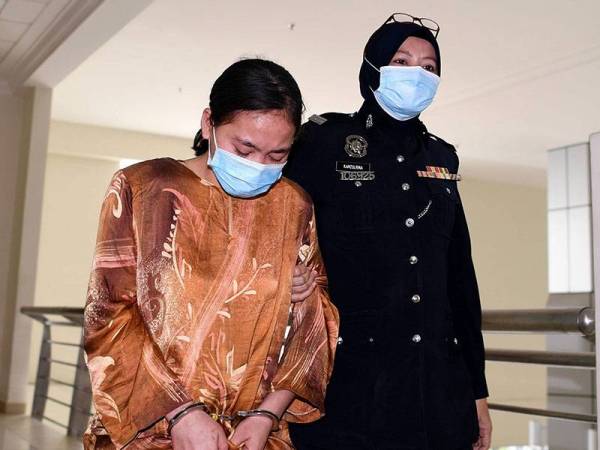 Eli Limayati, 21, (kiri) dijatuhkan hukuman penjara selama lima tahun dan bon berkelakuan baik selama lima tahun oleh Mahkamah Sesyen Klang hari ini. Foto: bernama