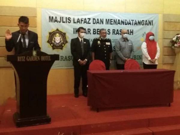 Saw Leong Thiam mengetuai 29 kakitangan syarikat Manjung Naluri Sdn Bhd melafaz ikrar bebas rasuah di Seri Manjung hari ini.