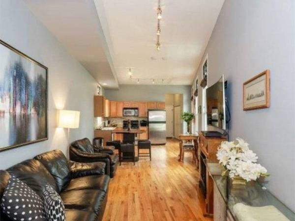 Keadaan ruang tamu dengan hiasan dalaman yang cukup cantik. - Foto Mirror