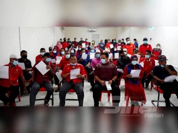 Aziz (tiga, kiri) bersama 56 kepimpinan tertinggi bahagian Jerlun menunjukkan surat perletakan jawatan masing-masing.