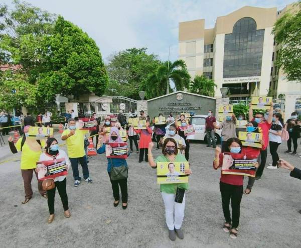Penyokong Guan Eng hadir memberikan sokongan di mahkamah pagi tadi.
