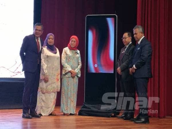 Nancy (tiga dari kiri) melakukan gimik perasmian MycraftShoppe di Parlimen hari ini.