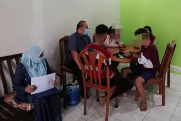 Kesemua mereka mengakui tiada ikatan perkahwinan yang sah.