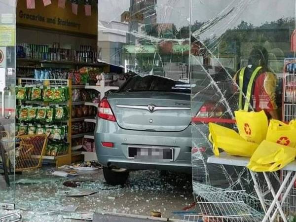 Proton Persona merempuh kedai serbaneka sebuah stesen minyak di Batu 26 Pekan Nanas petang tadi.