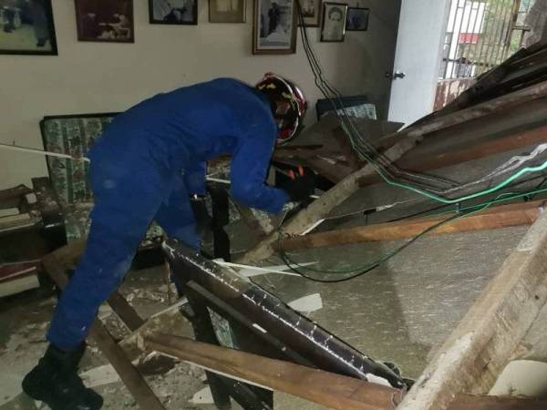 Pasukan APM melakukan pemeriksaan sebelum kerja pembersihan dilakukan.