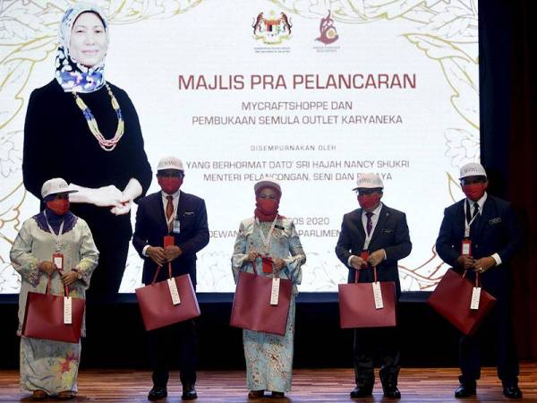 Menteri Pelancongan, Seni dan Budaya Datuk Seri Nancy Shukri (tengah) bergambar kenangan selepas merasmikan Majlis Pelancaran Mycraftshoppe dan Pembukaan Semula Outlet Karyaneka yang diadakan di Parlimen hari ini.
