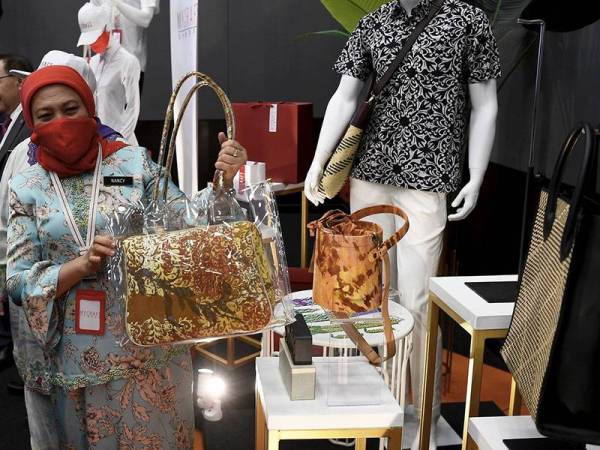 Menteri Pelancongan, Seni dan Budaya Datuk Seri Nancy Shukri melawat ruang pameran Mycraftshoppe ketika Majlis Pelancaran Mycraftshoppe dan Pembukaan Semula Outlet Karyaneka yang diadakan di Parlimen hari ini.