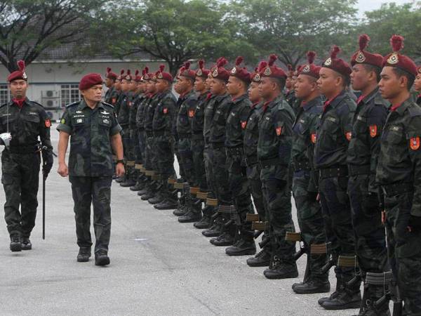 Timbalan Pengarah Jabatan Keselamatan Dalam Negeri dan Ketenteraman Awam (JKDNKA) Pasukan Gerakan Am (PGA) Datuk Mastor Mohd Ariff (dua, kiri) memeriksa perbarisan kawalan kehormatan ketika membuat lawatan kerja di Batalion 3 PGA Bidor hari ini.