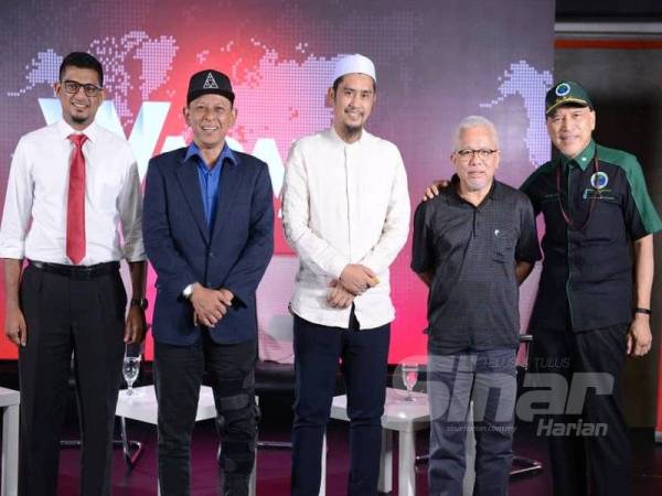 Panelis Kamal Affandi; Nadzim, Mohd Asri dan moderator, Azlan Shah bergambar dengan Pengerusi Kumpulan Media Karangkraf, Datuk Dr Hussamuddin Yaacub.
