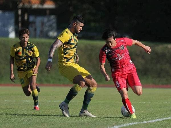 Alves cuba mengekang kemaraan pemain UKM FC pada aksi persahabatan itu. - Foto UKM FC