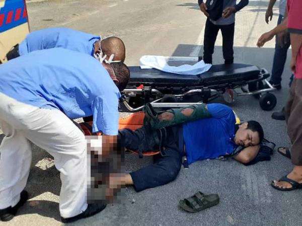 Penunggang motosikal mengalami patah kaki dan tangan kanan.