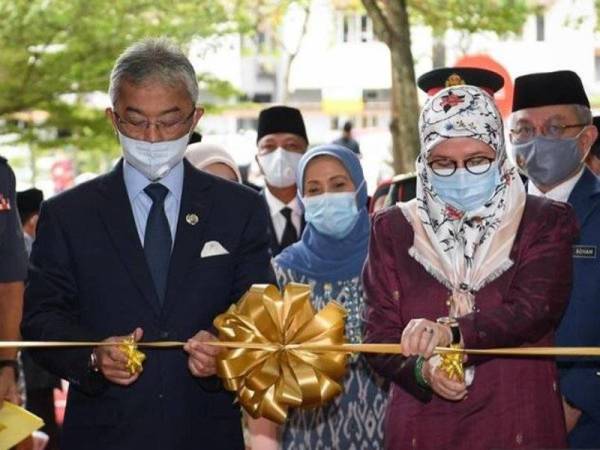 Yang di-Pertuan Agong Al-Sultan Abdullah Ri'ayatuddin Al-Mustafa Billah Shah (kiri) bersama Raja Permaisuri Agong Tunku Hajah Azizah Aminah Maimunah Iskandariah (kanan) berkenan merasmikan Pusat Hemodialisis Yayasan Al-Sultan Abdullah (YASA) di Setiawangsa, hari ini. - Foto Bernama