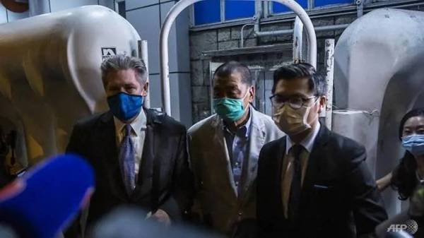 Jimmy Lai (tengah) dibebaskan dari balai polis Mong Kok, Hong Kong pada hari ini. - Foto AFP