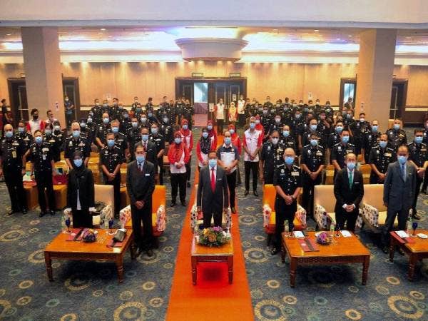 Shabudin Yahaya (depan, tiga dari kiri) dan Mohamed Norazman (depan, dua dari kiri) serta Noor Azam (depan, tiga dari kanan) pada Majlis Outreach Program Perlindungan Saksi di Shah Alam hari ini. - Foto Bernama