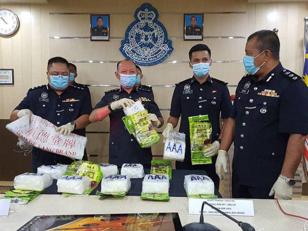 Abdul Aziz (dua dari kiri) menunjukkan dadah yang dirampas pada sidang akhbar di Georgetown hari ini.