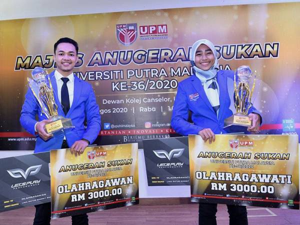 Pemenang Anugerah Olahragawati UPM Hanis Nadiah Onn (kanan) dari sukan hoki dan Pemenang Anugerah Olahragawan UPM Mohamad Lutfi Othman dari sukan menembak bergambar bersama replika cek bernilai RM3000 berserta piala masing-masing ketika menghadiri Majlis Anugerah Sukan UPM Ke-36 di Universiti Putra Malaysia (UPM) hari ini.