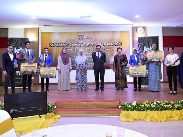 Ketua Pusat Sukan UPM Dr Hanafiah Ayub (lima, kanan) bergambar bersama pemenang ketika menghadiri Majlis Anugerah Sukan UPM Ke-36 di Universiti Putra Malaysia (UPM) hari ini.