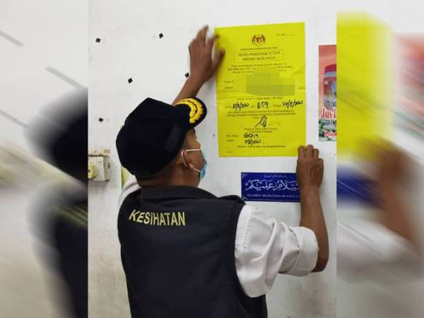Penguat kuasa kesihatan menampal notis penutupan premis kerana beroperasi dalam keadaan kotor dan di bawah tahap penilaian ditetapkan JKNT dalam operasi serentak di Dungun dan Kemaman semalam.