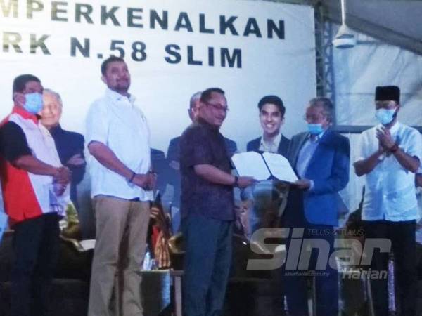 Dr Mahathir menyampaikan watikah pelantikan calon kepada Amir Khusyairi.