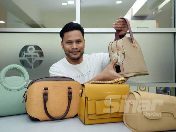 Hilman menunjukkan teknologi finger print yang terdapat pada beg tangan ciptaannya.