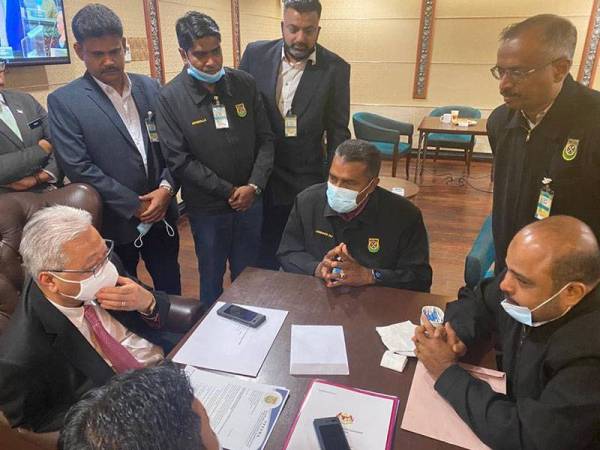 Jawahar (duduk, kanan) bersama sebahagian ahli Presma mengadakan pertemuan dan menyerahkan memorandum Ismail Sabri di Parlimen di sini hari ini.