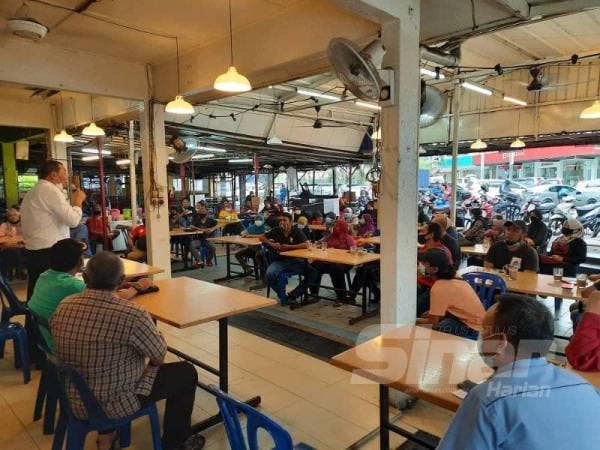 Khairuddin mengadakan pertemuan dengan peniaga kecil di Bandar Baru Sungai Buloh hari ini.