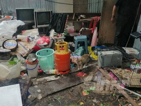 Keadaan bangsal yang didiami Zainab dipenuhi barangan lusuh.